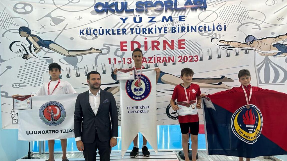 Ali Eren Şahin 50m Serbest Yüzmede Türkiye 1.'si Olmuştur.